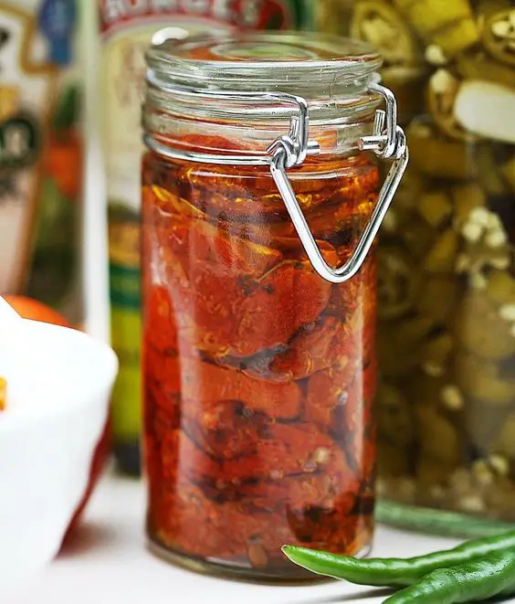 Dried tomatoes reconstituted in oil